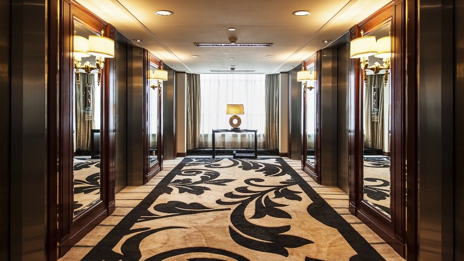 استفاده از فرش های ماشینی در فضاهای عمومی مانند هتل ها و رستوران ها